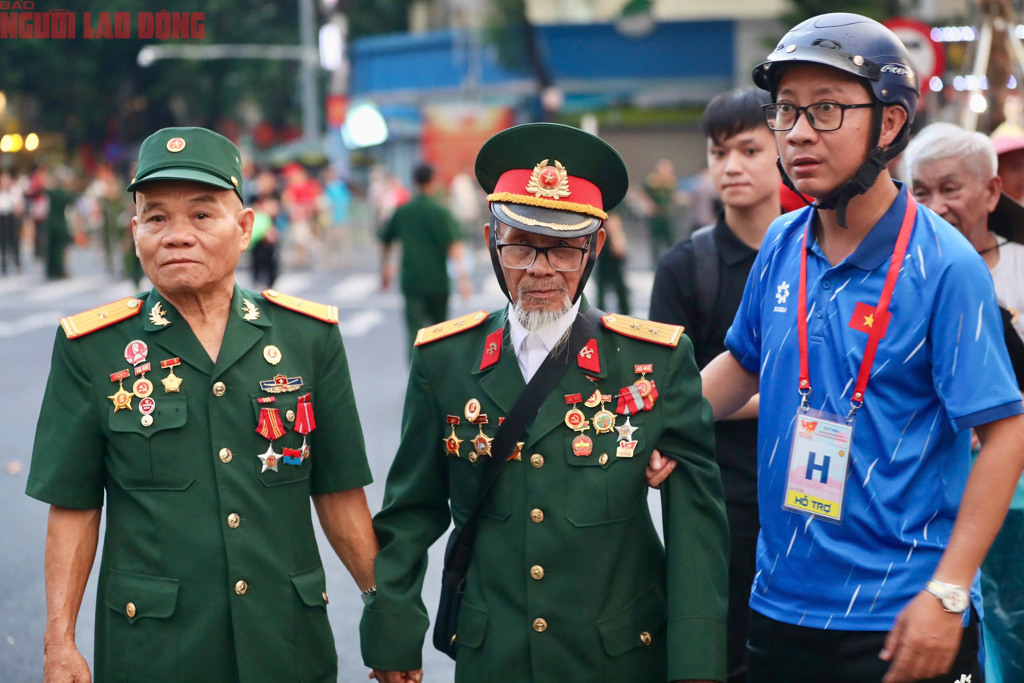 Hàng triệu người dân háo hức chờ đợi diễu binh A80 tại Quảng trường Ba Đình - Ảnh 1. Hàng triệu người dân háo hức chờ đợi diễu binh A80 tại Quảng trường Ba Đình - Ảnh 1.