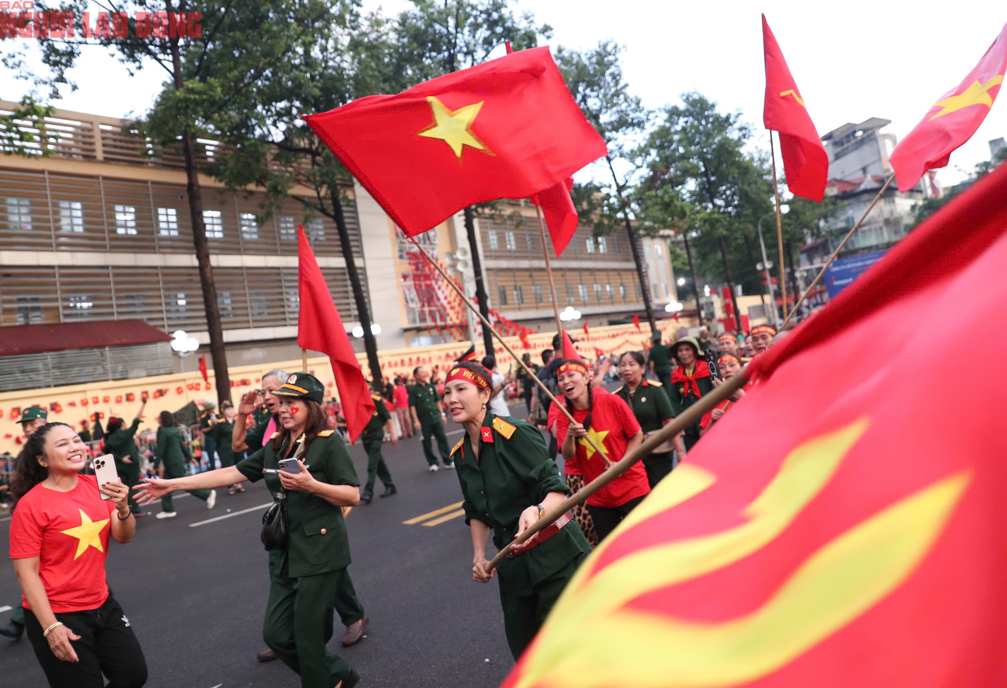 Hàng triệu người dân háo hức chờ đợi diễu binh A80 tại Quảng trường Ba Đình - Ảnh 2. Hàng triệu người dân háo hức chờ đợi diễu binh A80 tại Quảng trường Ba Đình - Ảnh 2.
