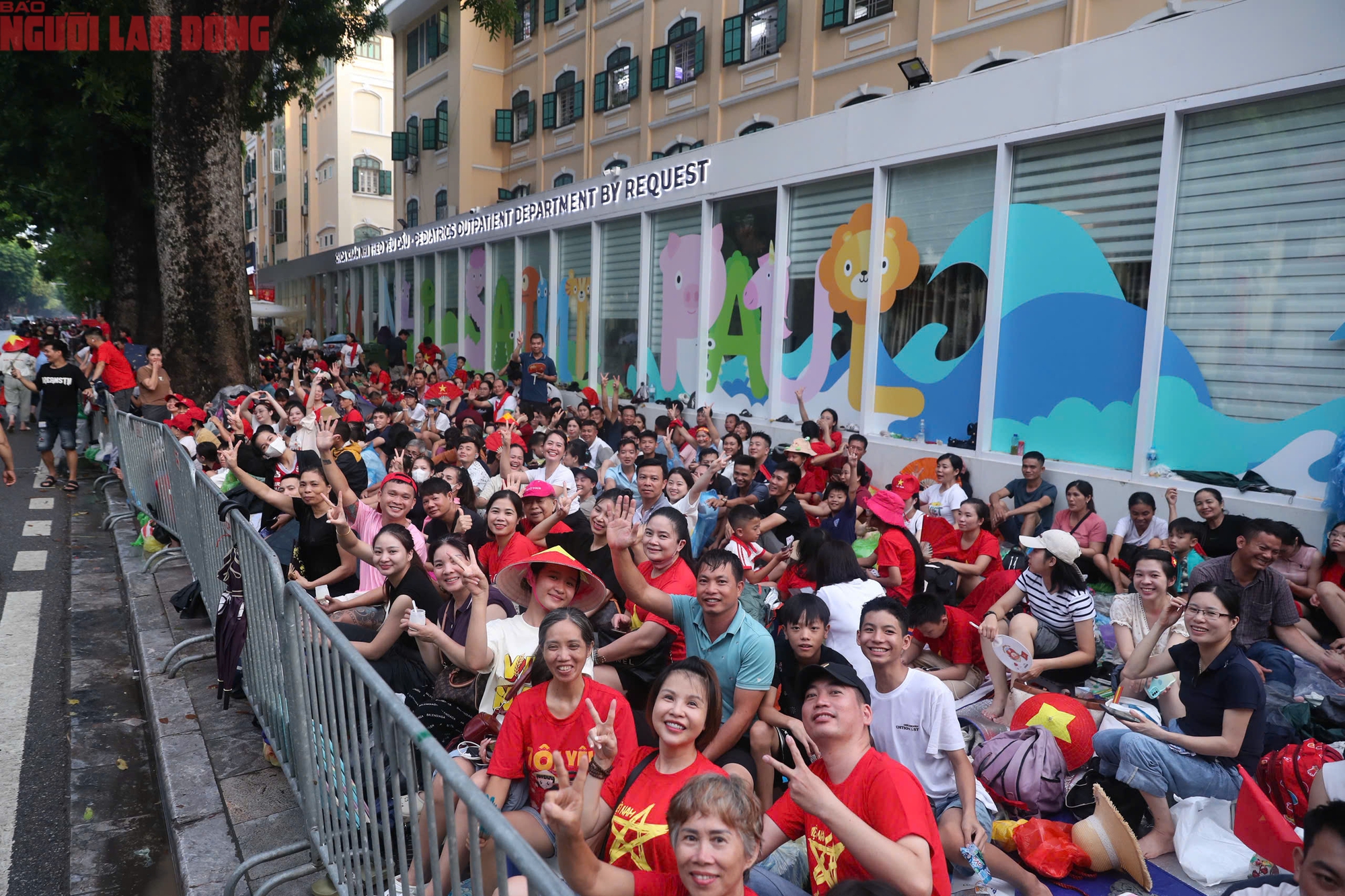 Hàng triệu người dân háo hức chờ đợi diễu binh A80 tại Quảng trường Ba Đình - Ảnh 3. Hàng triệu người dân háo hức chờ đợi diễu binh A80 tại Quảng trường Ba Đình - Ảnh 3.