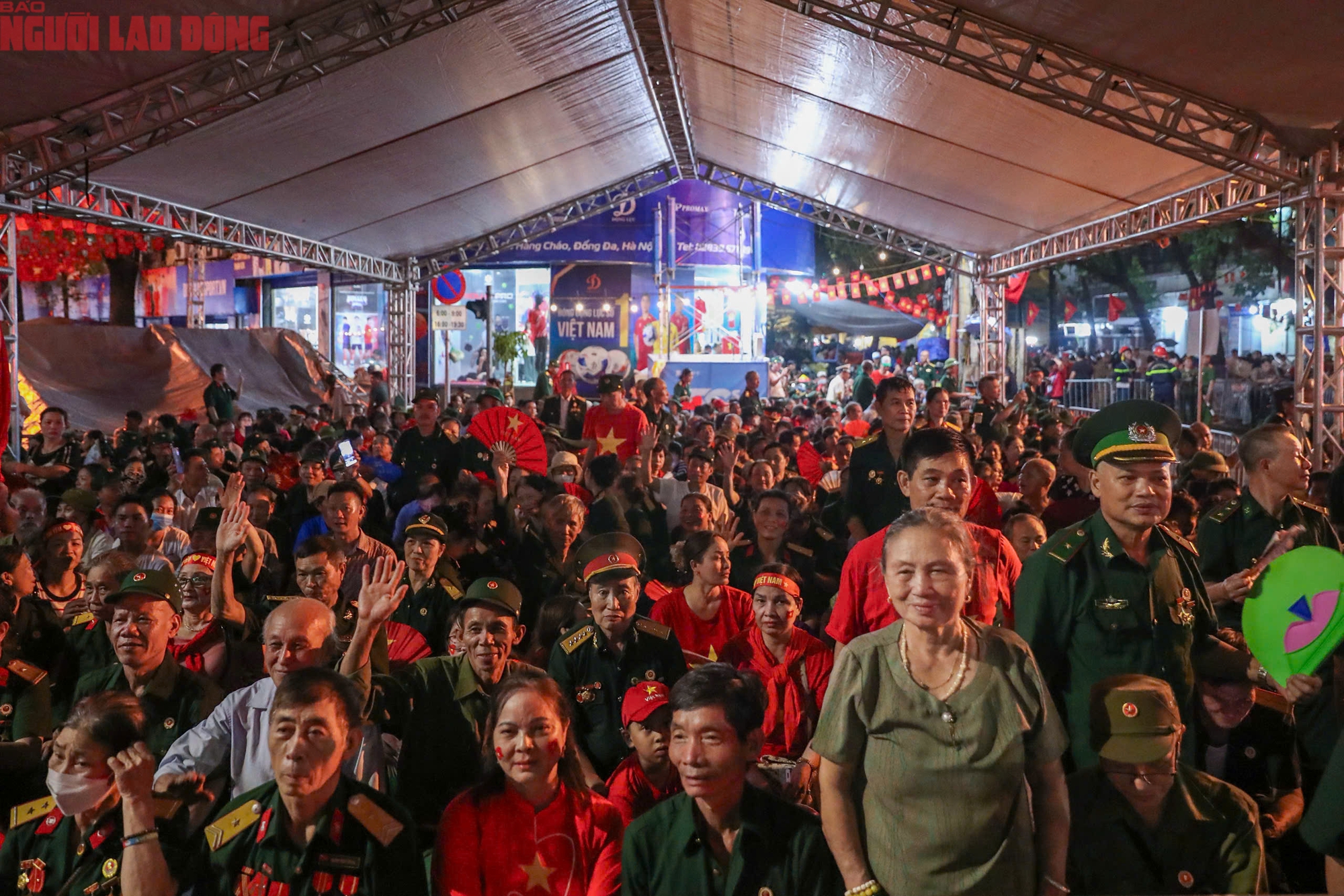 Hàng triệu người dân háo hức chờ đợi diễu binh A80 tại Quảng trường Ba Đình - Ảnh 4. Hàng triệu người dân háo hức chờ đợi diễu binh A80 tại Quảng trường Ba Đình - Ảnh 4.