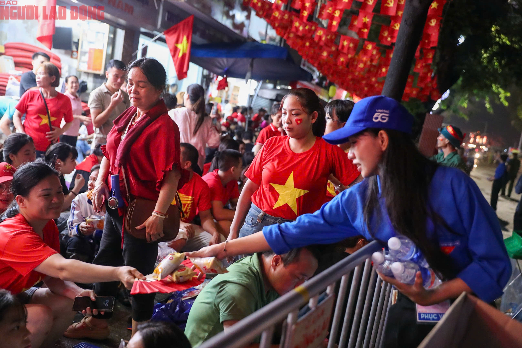 Hàng triệu người dân háo hức chờ đợi diễu binh A80 tại Quảng trường Ba Đình - Ảnh 8. Hàng triệu người dân háo hức chờ đợi diễu binh A80 tại Quảng trường Ba Đình - Ảnh 8.