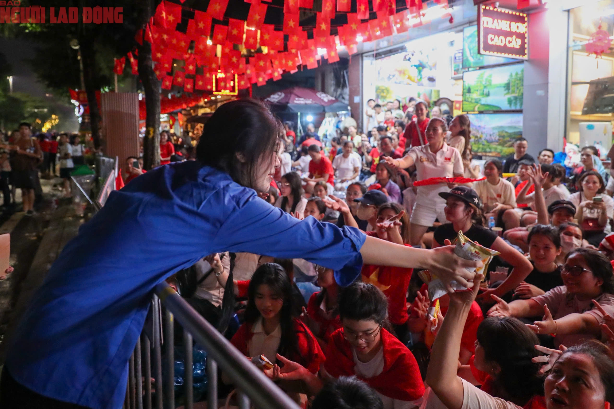 Hàng triệu người dân háo hức chờ đợi diễu binh A80 tại Quảng trường Ba Đình - Ảnh 9. Hàng triệu người dân háo hức chờ đợi diễu binh A80 tại Quảng trường Ba Đình - Ảnh 9.