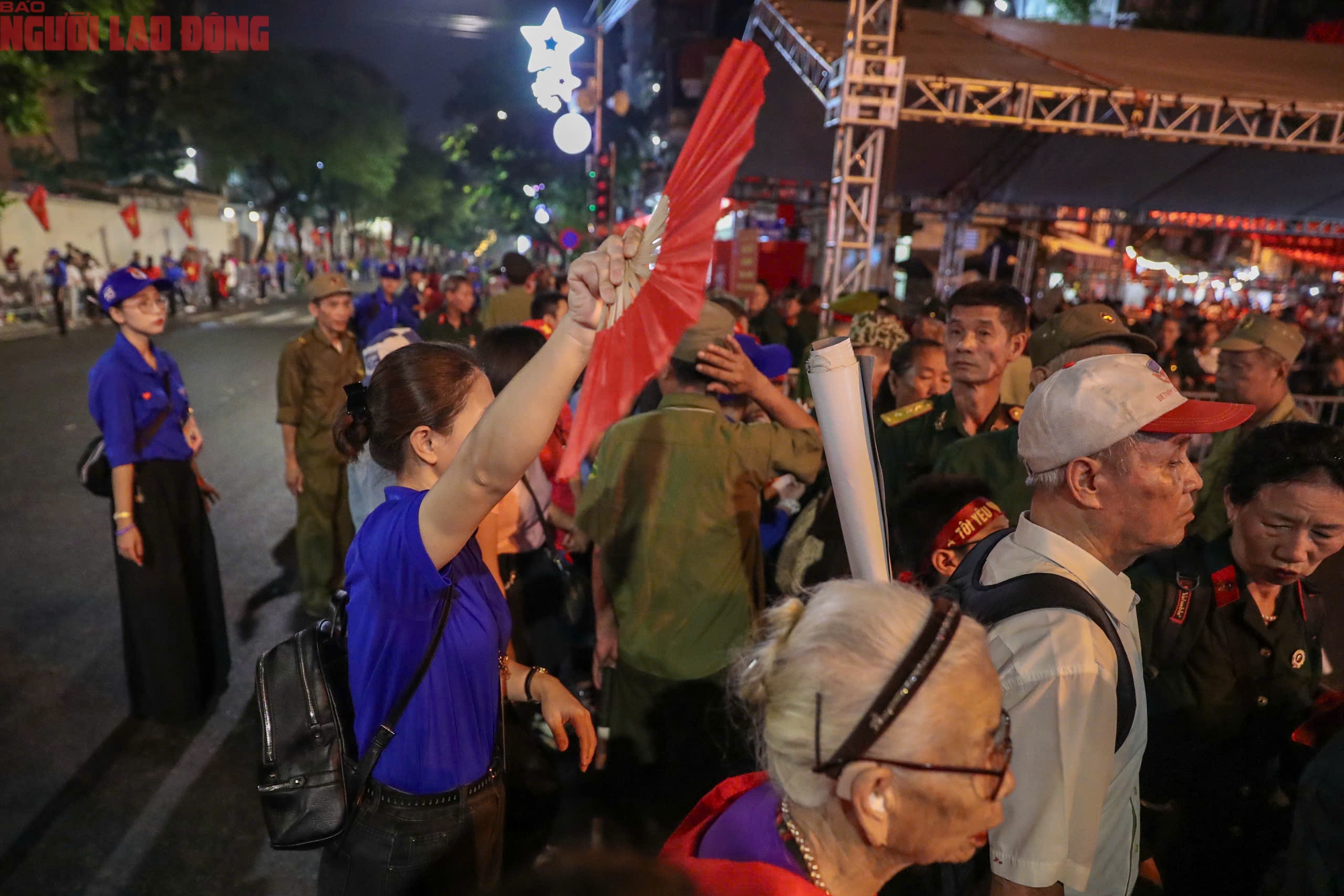 Hàng triệu người dân háo hức chờ đợi diễu binh A80 tại Quảng trường Ba Đình - Ảnh 10. Hàng triệu người dân háo hức chờ đợi diễu binh A80 tại Quảng trường Ba Đình - Ảnh 10.