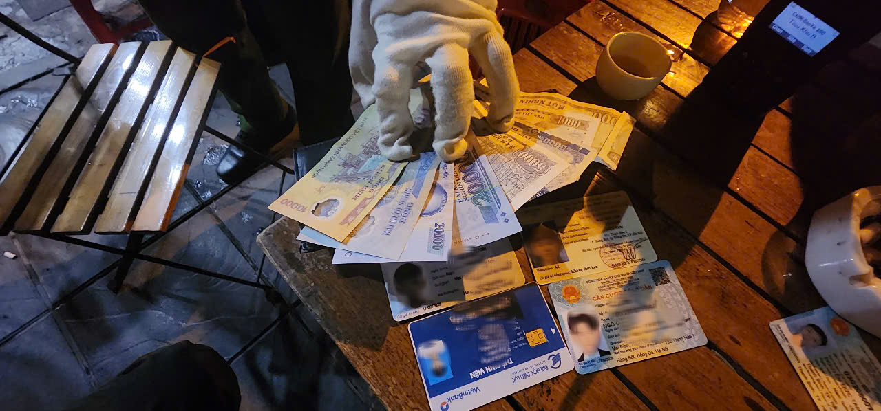 Nam thanh niên may mắn nhận lại giấy tờ đánh rơi trong đêm Quốc khánh 2 - 9 - Ảnh 2. Nam thanh niên may mắn nhận lại giấy tờ đánh rơi trong đêm Quốc khánh 2 - 9 - Ảnh 2.