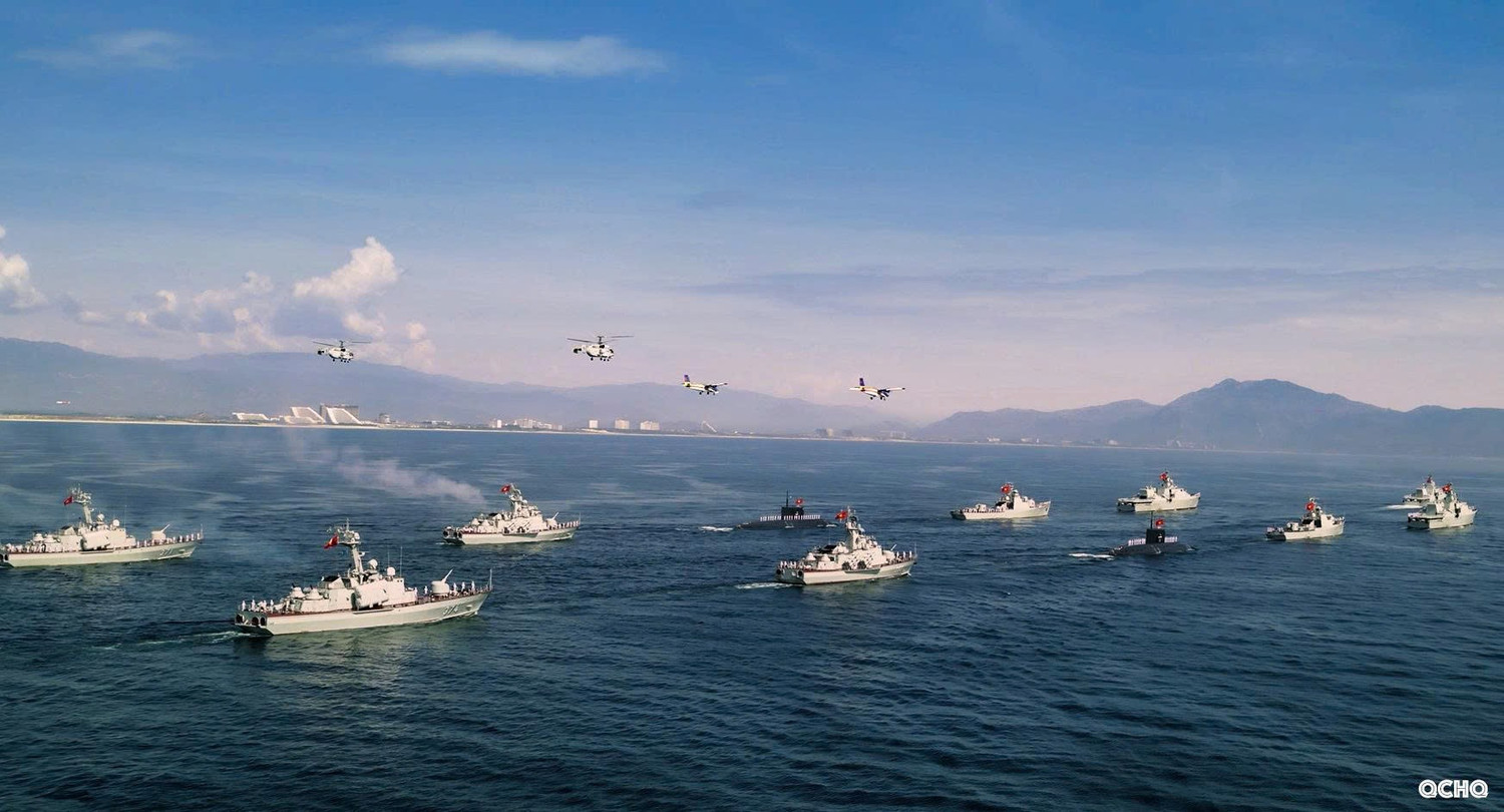 Lần đầu tiên trong lịch sử: Dàn tàu ngầm, tàu hộ vệ tên lửa diễu binh trên biển sáng 2/9 - Ảnh 2.