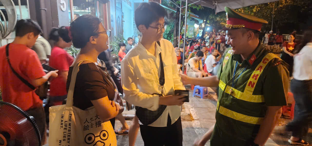 Nam thanh niên may mắn nhận lại giấy tờ đánh rơi trong đêm Quốc khánh 2 - 9 - Ảnh 1. Nam thanh niên may mắn nhận lại giấy tờ đánh rơi trong đêm Quốc khánh 2 - 9 - Ảnh 1.