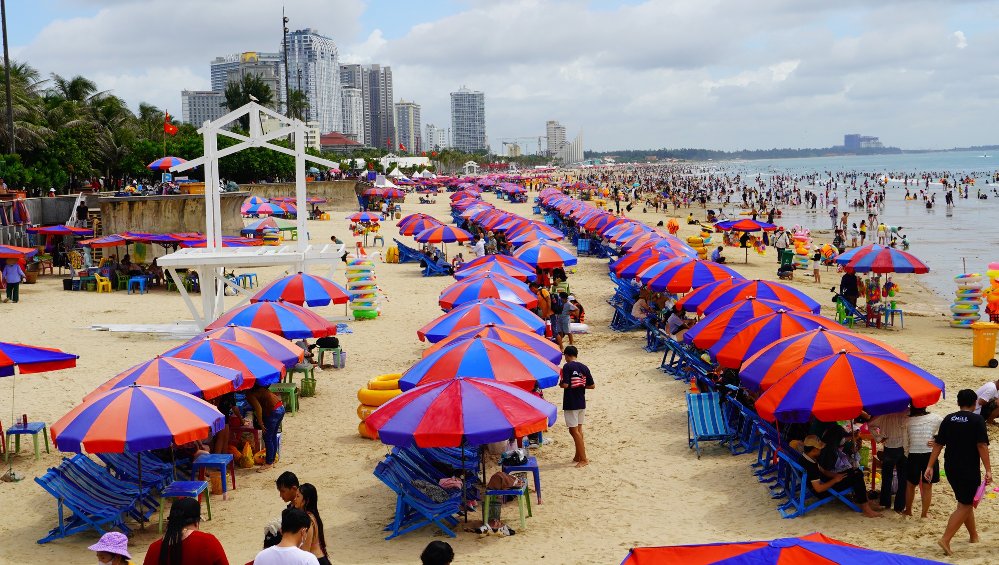 Biển Vũng Tàu ken đặc người chiều 2-9- Ảnh 6. Biển Vũng Tàu ken đặc người chiều 2-9- Ảnh 6.