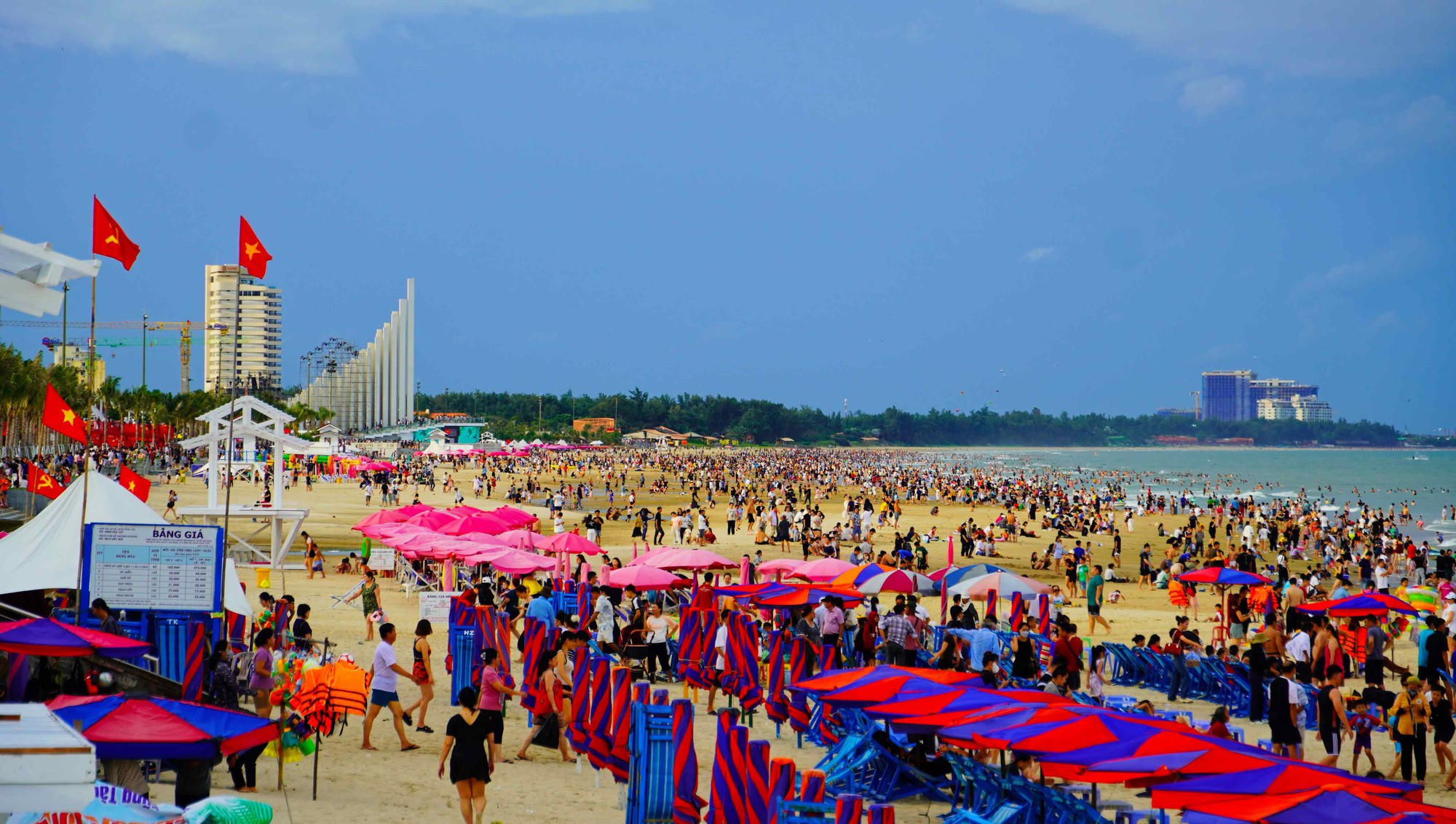 Biển Vũng Tàu ken đặc người chiều 2-9- Ảnh 5. Biển Vũng Tàu ken đặc người chiều 2-9- Ảnh 5.