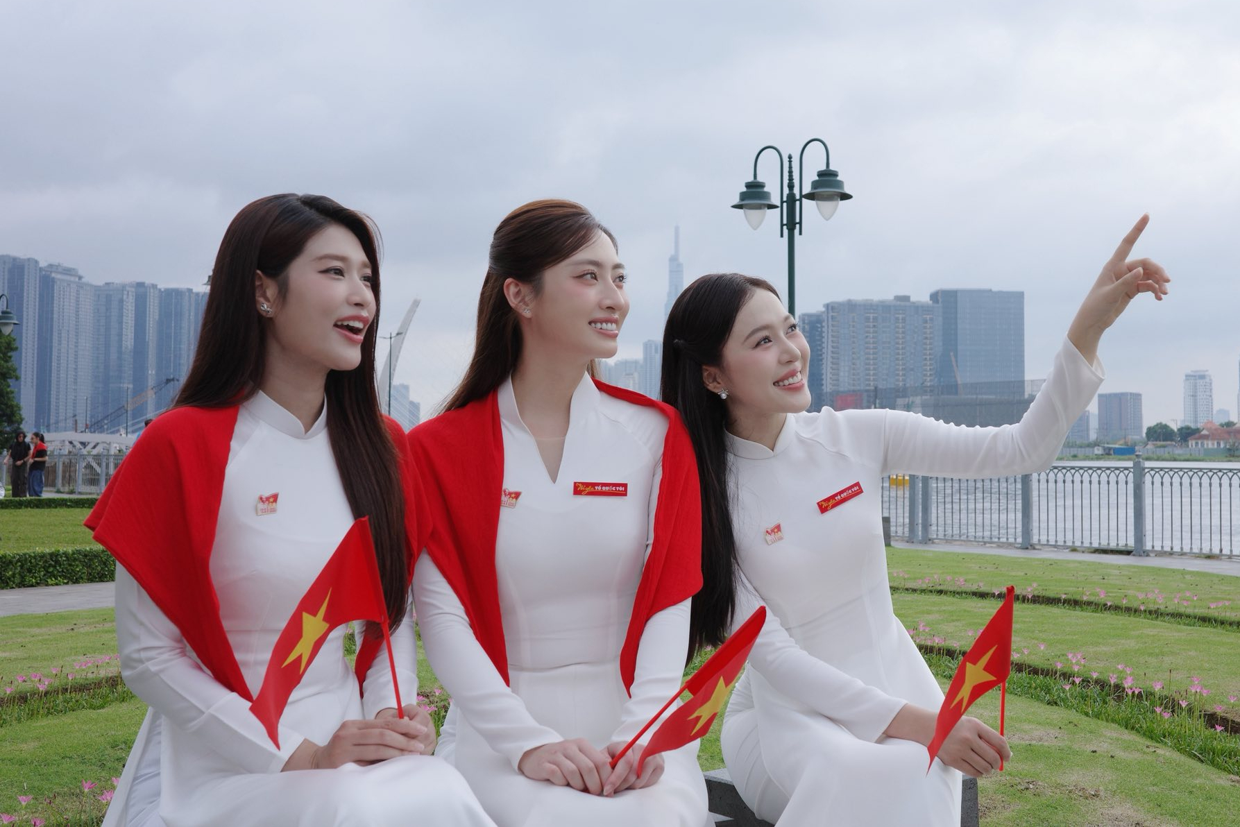 Dàn sao nhuộm đỏ MXH, không khí vui hơn Tết: Outfit xịn nhất chính là "merch quốc dân" - Ảnh 24. Dàn sao nhuộm đỏ MXH, không khí vui hơn Tết: Outfit xịn nhất chính là "merch quốc dân" - Ảnh 24.