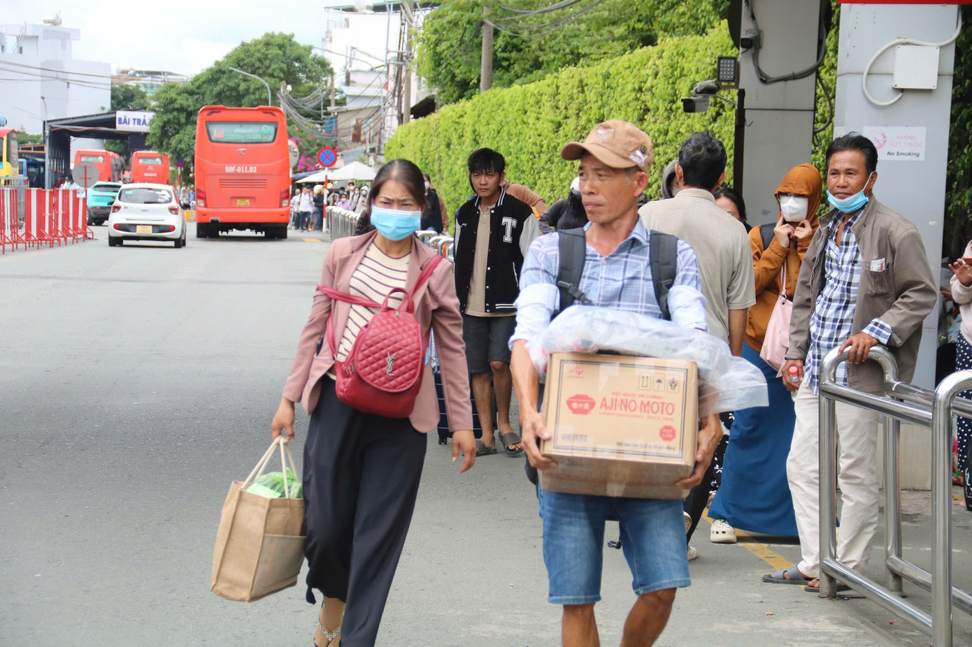 Dòng người từ các tỉnh thành nườm nượp quay lại TPHCM- Ảnh 5.