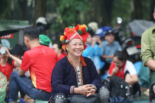 Gia đình người dân tộc Dao Đỏ từ Lào Cai về Thủ đô xem diễu binh, xúc động khi được "tiếp tế"- Ảnh 1.