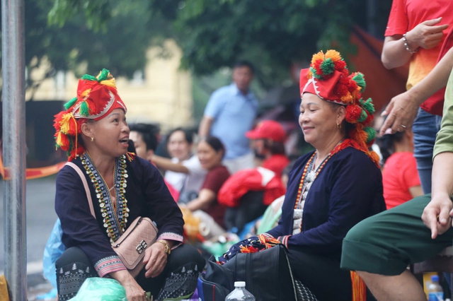 Gia đình người dân tộc Dao Đỏ từ Lào Cai về Thủ đô xem diễu binh, xúc động khi được "tiếp tế"- Ảnh 2.
