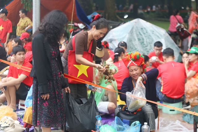 Gia đình người dân tộc Dao Đỏ từ Lào Cai về Thủ đô xem diễu binh, xúc động khi được "tiếp tế"- Ảnh 3.