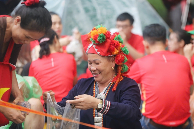 Gia đình người dân tộc Dao Đỏ từ Lào Cai về Thủ đô xem diễu binh, xúc động khi được "tiếp tế"- Ảnh 4.