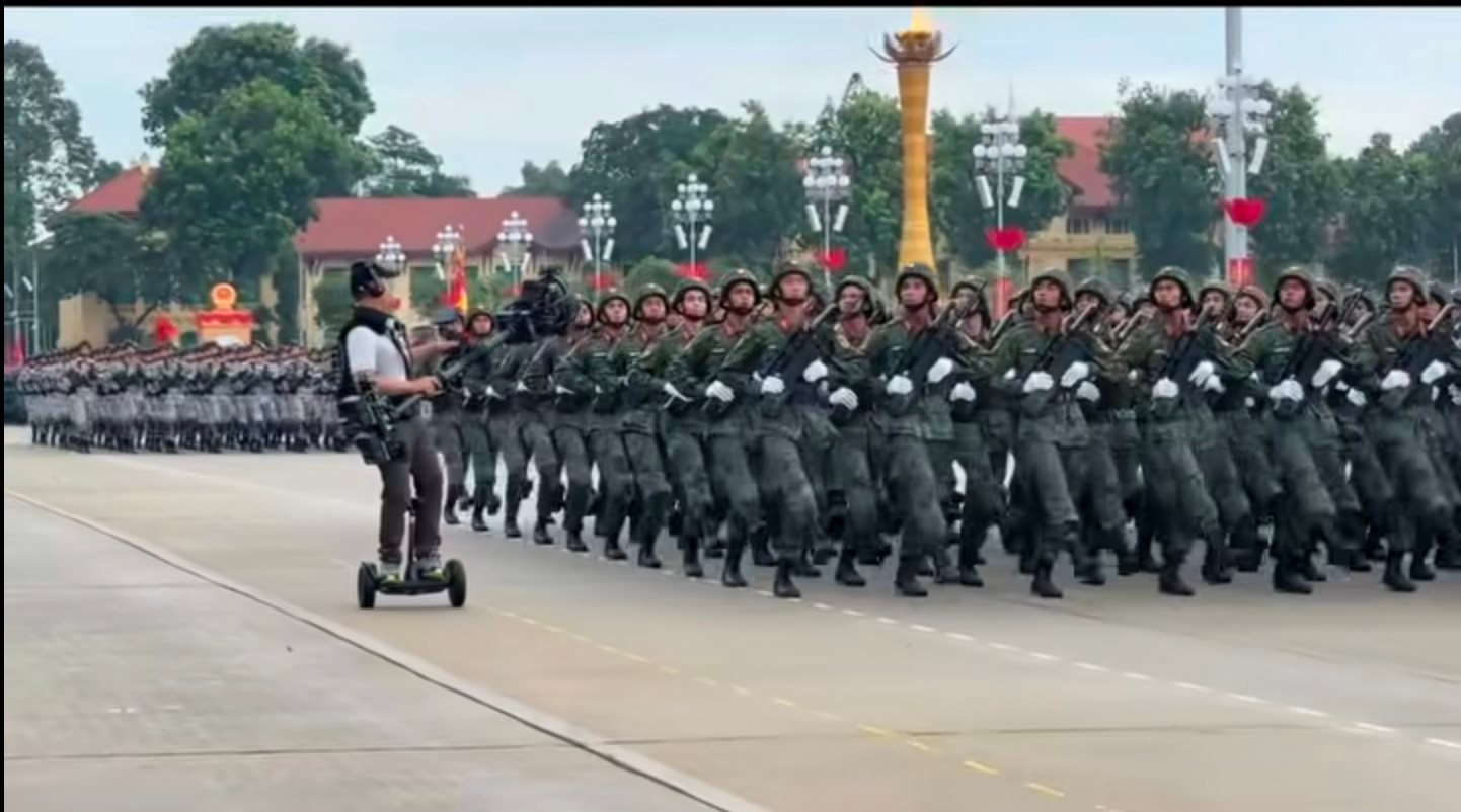 Bí mật đằng sau những cảnh quay “đẹp rụng rời" trong lễ diễu binh A80: Thiết bị tiền tỷ, không hề đơn giản- Ảnh 1. Bí mật đằng sau những cảnh quay “đẹp rụng rời" trong lễ diễu binh A80: Thiết bị tiền tỷ, không hề đơn giản- Ảnh 1.