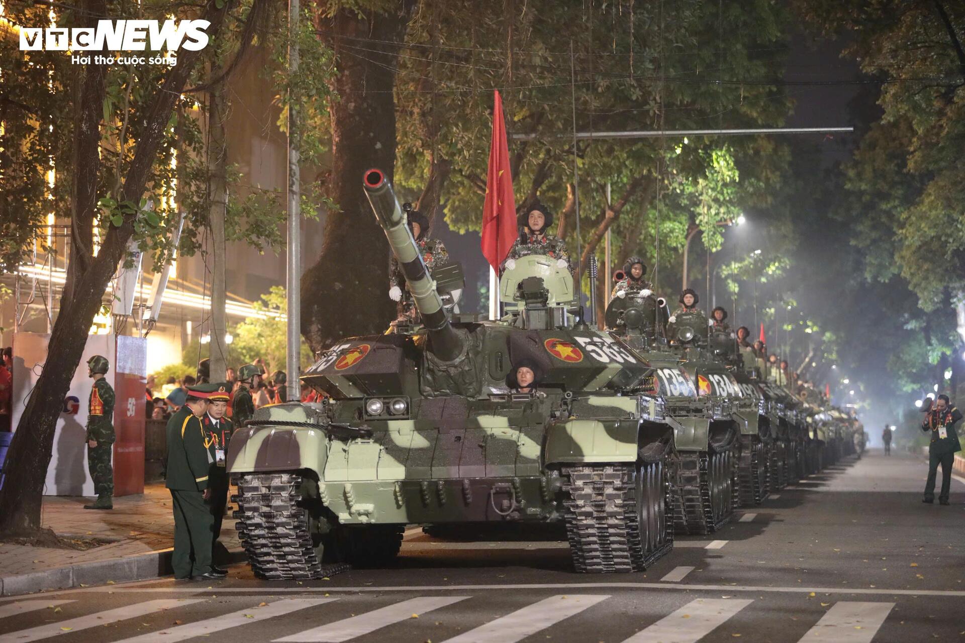 Dàn xe tăng thiết giáp tiến vào điểm tập kết trong tiếng reo hò của người dân- Ảnh 1.
