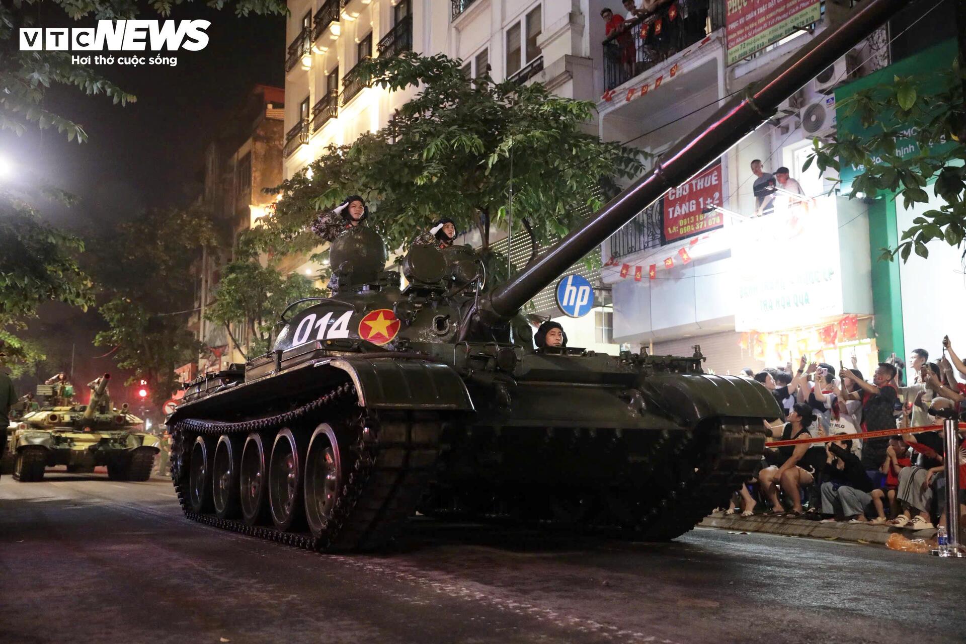 Dàn xe tăng thiết giáp tiến vào điểm tập kết trong tiếng reo hò của người dân- Ảnh 2.