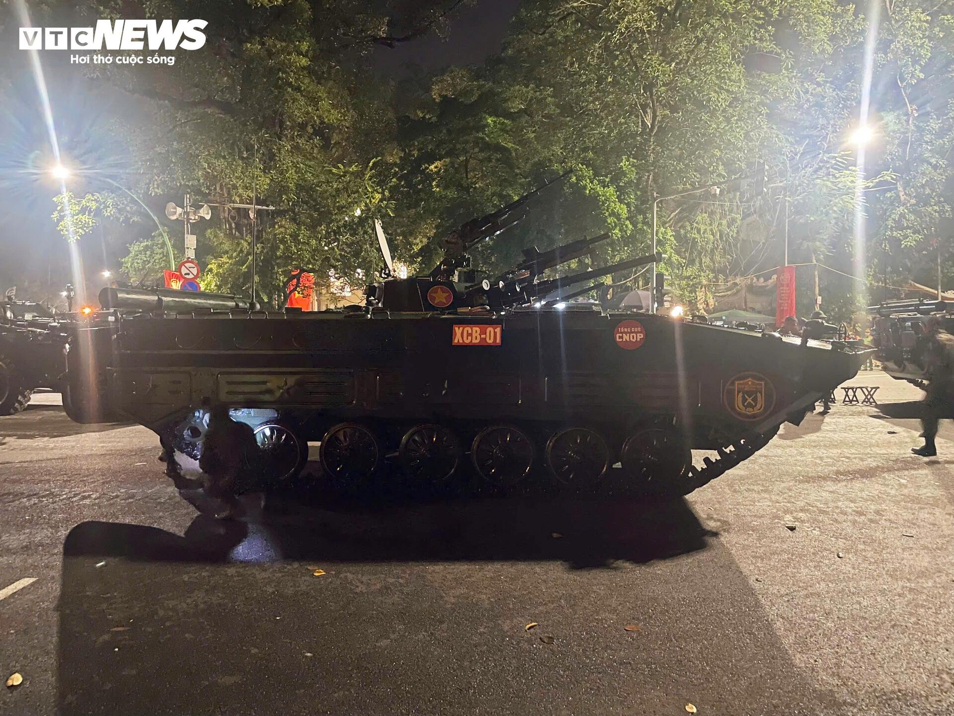 Dàn xe tăng thiết giáp tiến vào điểm tập kết trong tiếng reo hò của người dân- Ảnh 5.