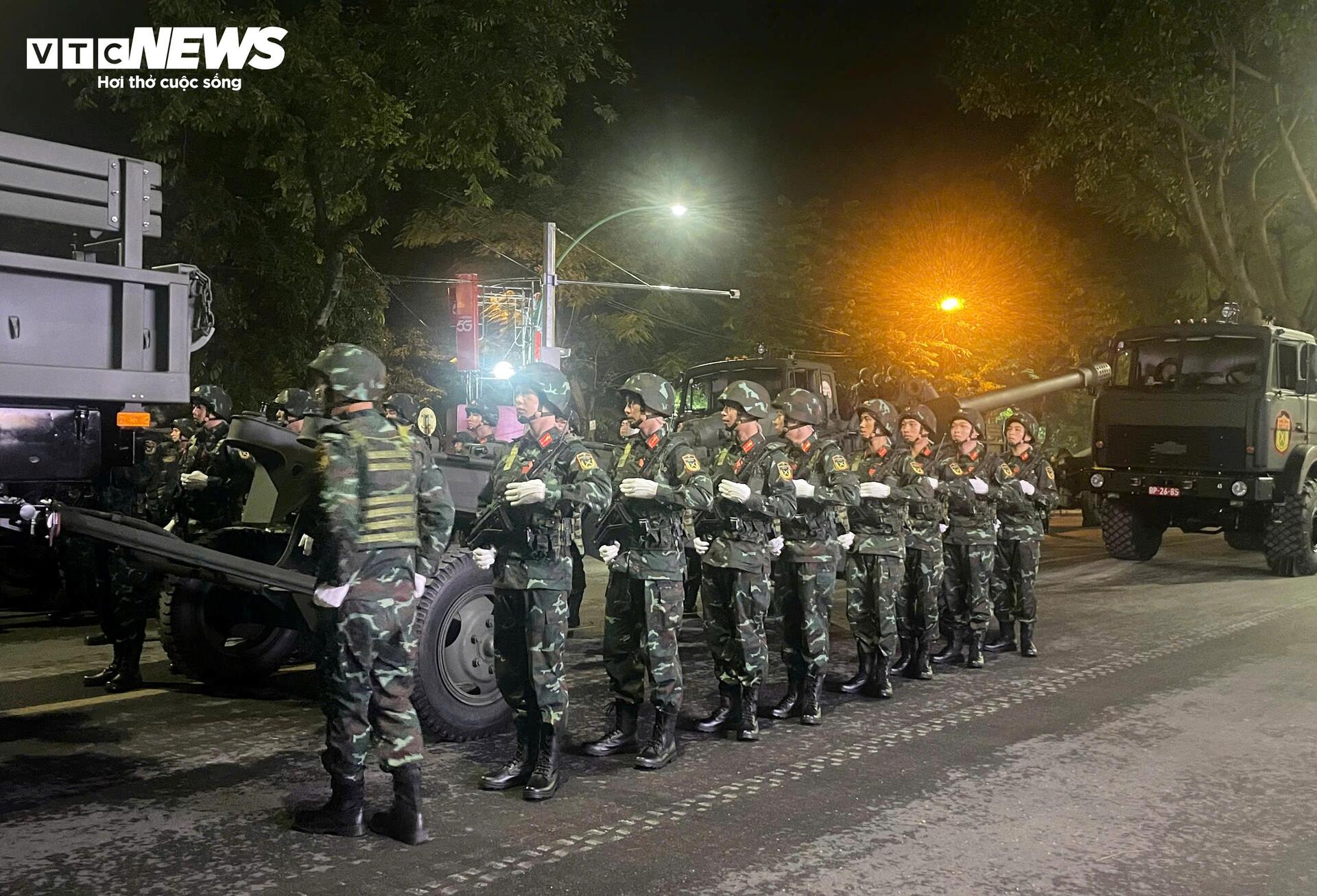 Dàn xe tăng thiết giáp tiến vào điểm tập kết trong tiếng reo hò của người dân- Ảnh 6.