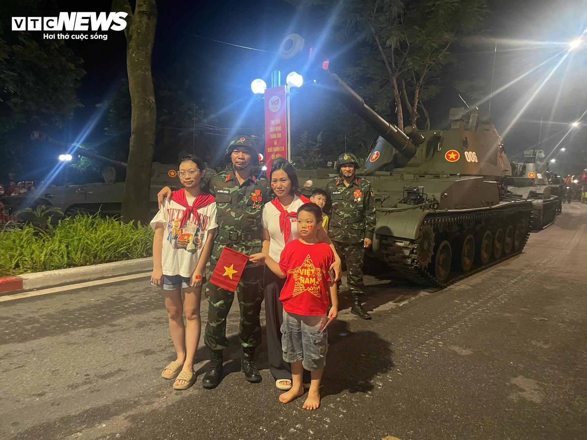 Dàn xe tăng thiết giáp tiến vào điểm tập kết trong tiếng reo hò của người dân- Ảnh 8.