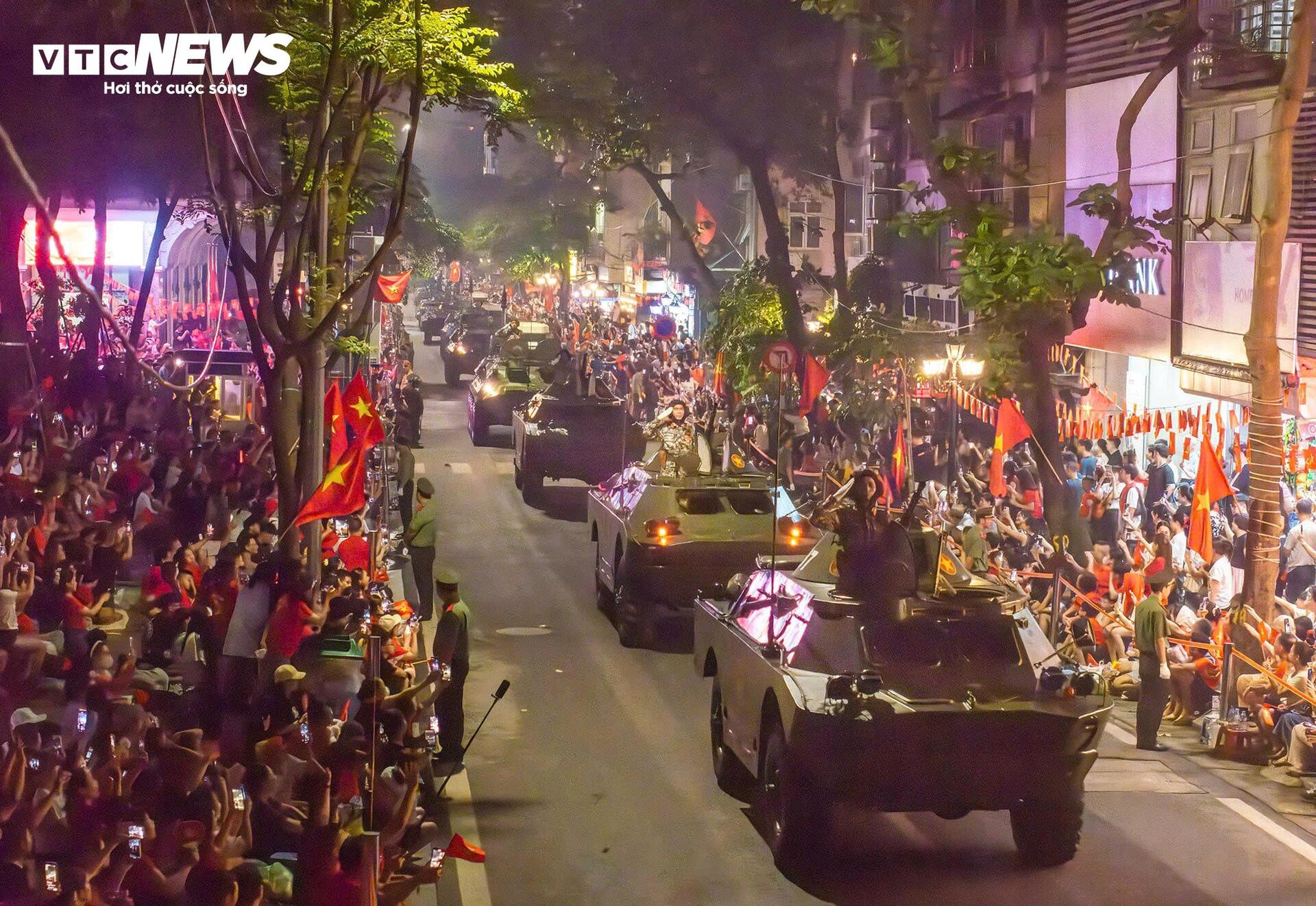 Dàn xe tăng thiết giáp tiến vào điểm tập kết trong tiếng reo hò của người dân- Ảnh 4.