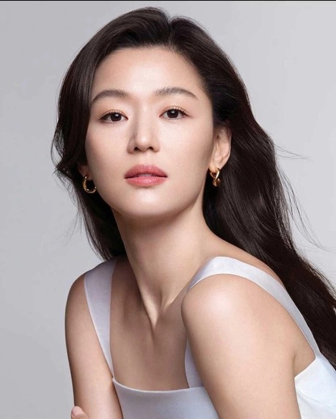 "Mợ chảnh" Jeon Ji Hyun bị tẩy chay chưa từng có: Đã còng lưng gánh nợ 287 tỷ, còn sắp bị huỷ job hàng loạt?- Ảnh 1. "Mợ chảnh" Jeon Ji Hyun bị tẩy chay chưa từng có: Đã còng lưng gánh nợ 287 tỷ, còn sắp bị huỷ job hàng loạt?- Ảnh 1.