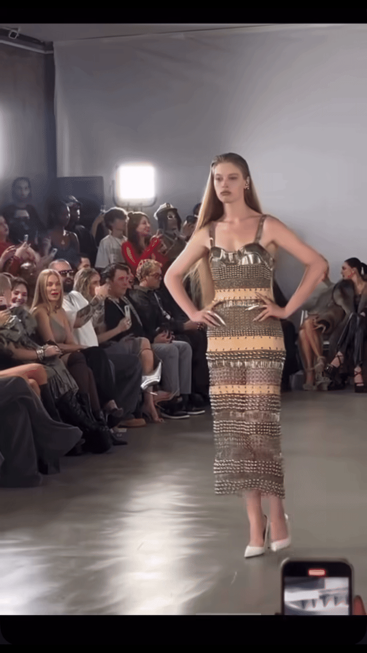 Con gái chuyển giới của Elon Musk debut tại New York Fashion Week, màn hét lớn độc lạ thành tâm điểm- Ảnh 14.