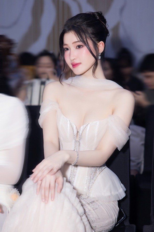 3 nàng hậu gen Z cùng tên nhà Sen Vàng: 2 người ngụp lặn trong sóng gió, tiếc nhất mỹ nhân số 2!- Ảnh 7. 3 nàng hậu gen Z cùng tên nhà Sen Vàng: 2 người ngụp lặn trong sóng gió, tiếc nhất mỹ nhân số 2!- Ảnh 7.