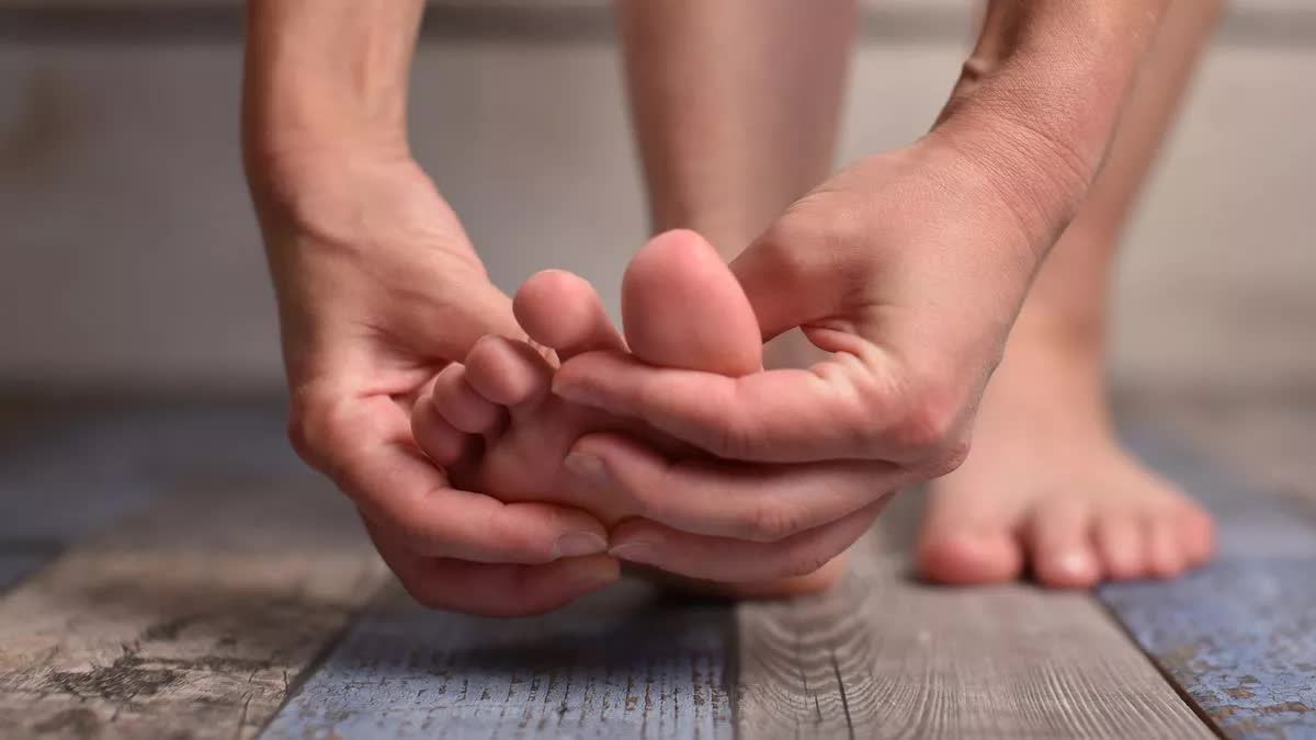 Muốn biết gan khoẻ hay yếu cứ nhìn vào chân sẽ rõ: Có 1 trong 5 dấu hiệu này nên đi khám ngay! - Ảnh 1.