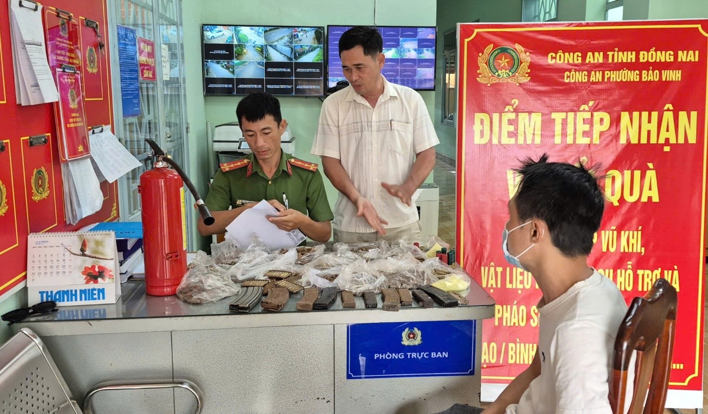 Một người dân ở Đồng Nai giao nộp gần 1.400 viên đạn- Ảnh 1. Một người dân ở Đồng Nai giao nộp gần 1.400 viên đạn- Ảnh 1.