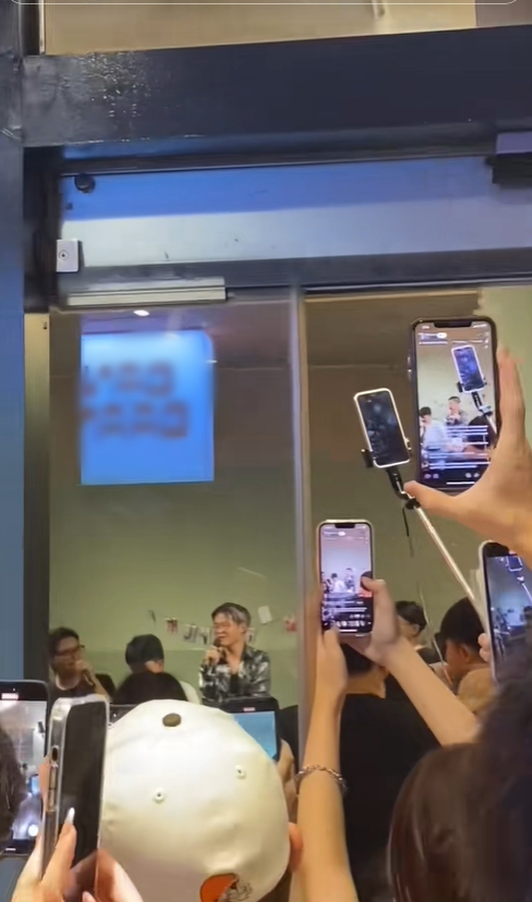 Quốc Kang là ai mà tự ý tổ chức "fan meeting thu 100k/ người, vào ngồi 20 phút bị đuổi ra ngoài" gây phẫn nộ? - Ảnh 4. Quốc Kang là ai mà tự ý tổ chức "fan meeting thu 100k/ người, vào ngồi 20 phút bị đuổi ra ngoài" gây phẫn nộ? - Ảnh 4.