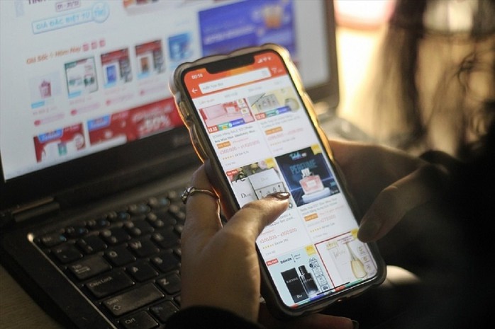 "Sao" ảo, bình luận giả, "bẫy" khi mua hàng online- Ảnh 1.