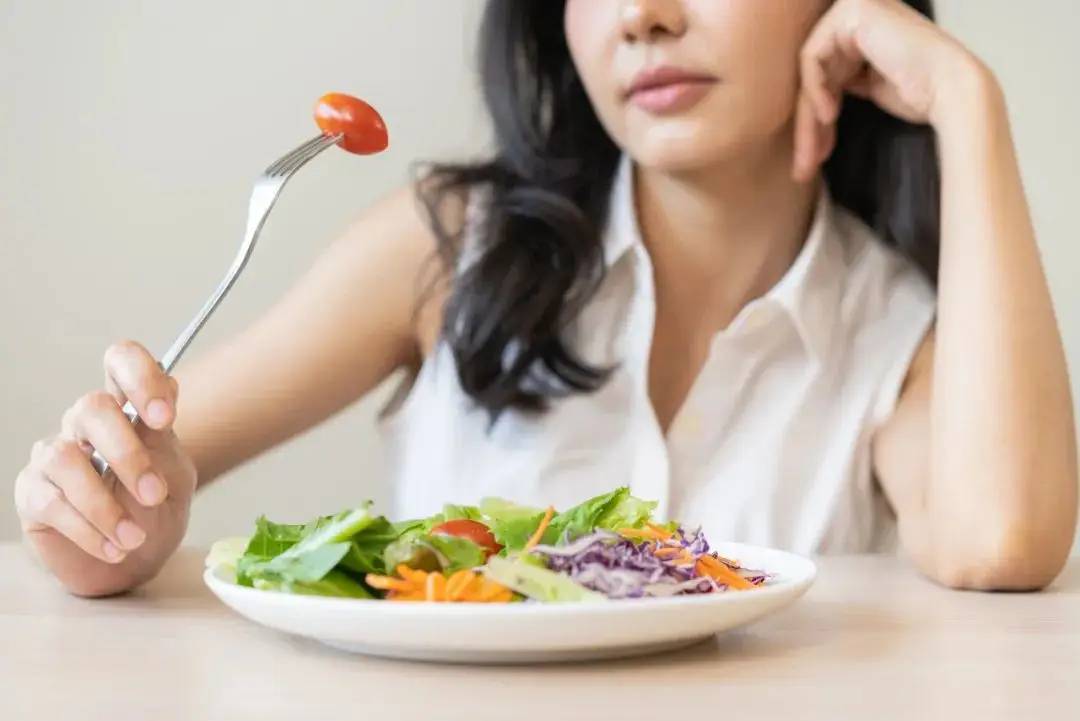 Tóc rụng lả tả chưa chắc là do thiếu chất, 4 thói quen vô tình này khiến tóc của bạn rụng nhiều hơn, điều thứ 3 lắm người mắc nhất- Ảnh 2.