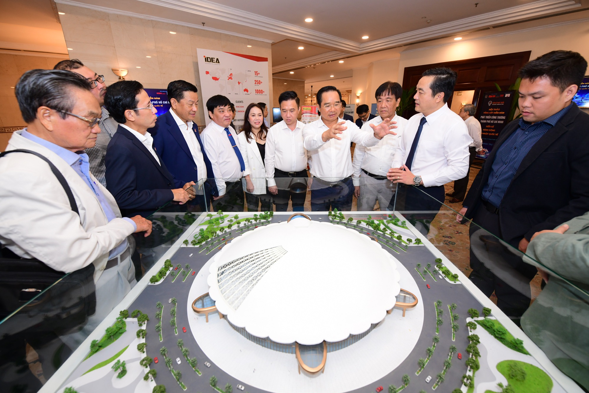 Chủ tịch UBND TP HCM gặp gỡ doanh nhân: Lắng nghe ý kiến thực tiễn phát triển kinh tế - Ảnh 2. Chủ tịch UBND TP HCM gặp gỡ doanh nhân: Lắng nghe ý kiến thực tiễn phát triển kinh tế - Ảnh 2.