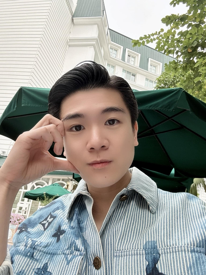 Phó tổng Đỗ Quang Vinh choáng vì iPhone 17 Pro Max: Phó tổng Đỗ Quang Vinh choáng vì iPhone 17 Pro Max: