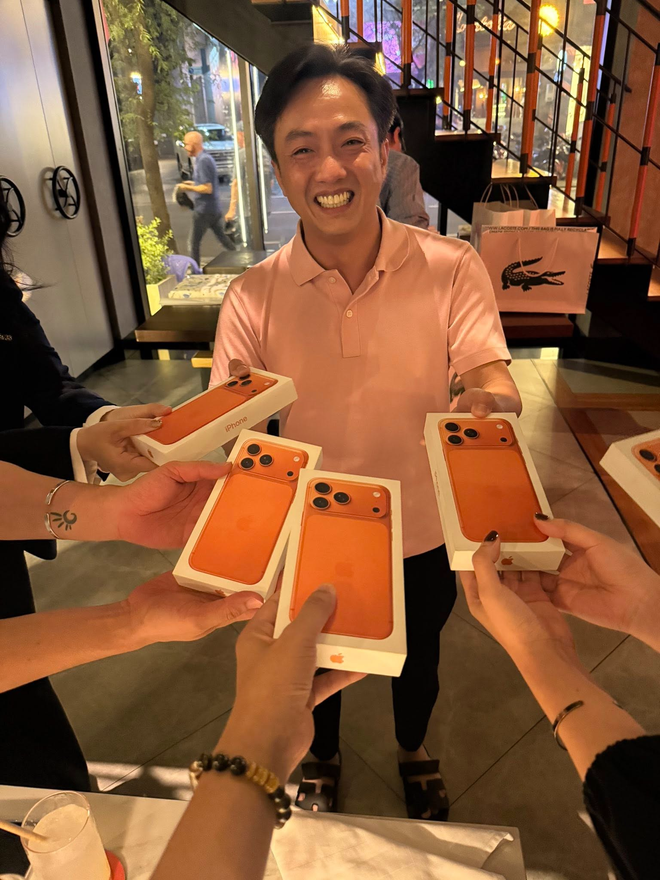 Phó tổng Đỗ Quang Vinh choáng vì iPhone 17 Pro Max: Phó tổng Đỗ Quang Vinh choáng vì iPhone 17 Pro Max: