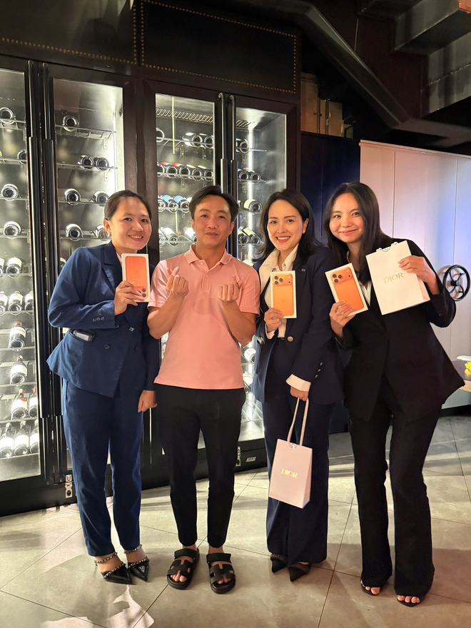 Phó tổng Đỗ Quang Vinh choáng vì iPhone 17 Pro Max: Phó tổng Đỗ Quang Vinh choáng vì iPhone 17 Pro Max: