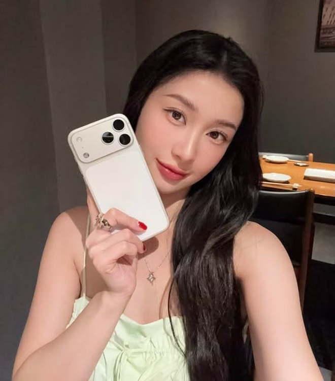 Phó tổng Đỗ Quang Vinh choáng vì iPhone 17 Pro Max: Phó tổng Đỗ Quang Vinh choáng vì iPhone 17 Pro Max: