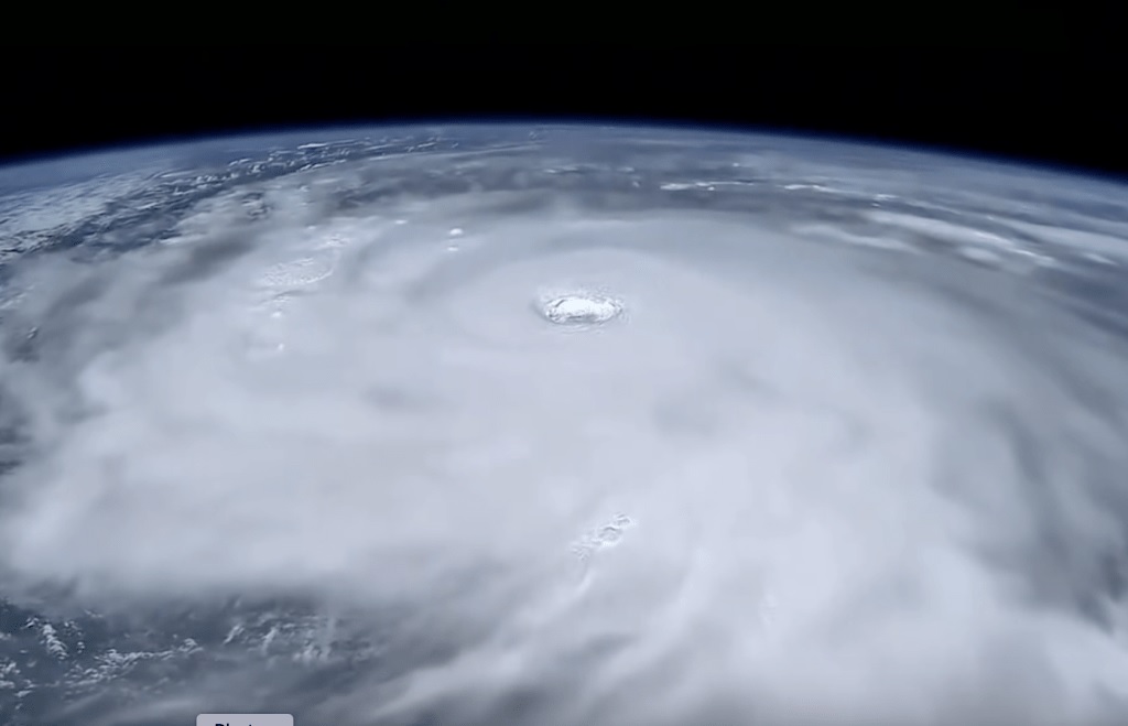 Mắt bão Ragasa nhìn từ vũ trụ: Hình ảnh khiến cả thế giới kinh ngạc - Ảnh 1. Mắt bão Ragasa nhìn từ vũ trụ: Hình ảnh khiến cả thế giới kinh ngạc - Ảnh 1.