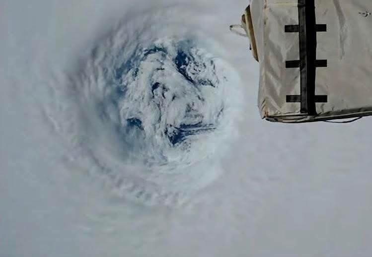 Mắt bão Ragasa nhìn từ vũ trụ: Hình ảnh khiến cả thế giới kinh ngạc - Ảnh 3. Mắt bão Ragasa nhìn từ vũ trụ: Hình ảnh khiến cả thế giới kinh ngạc - Ảnh 3.