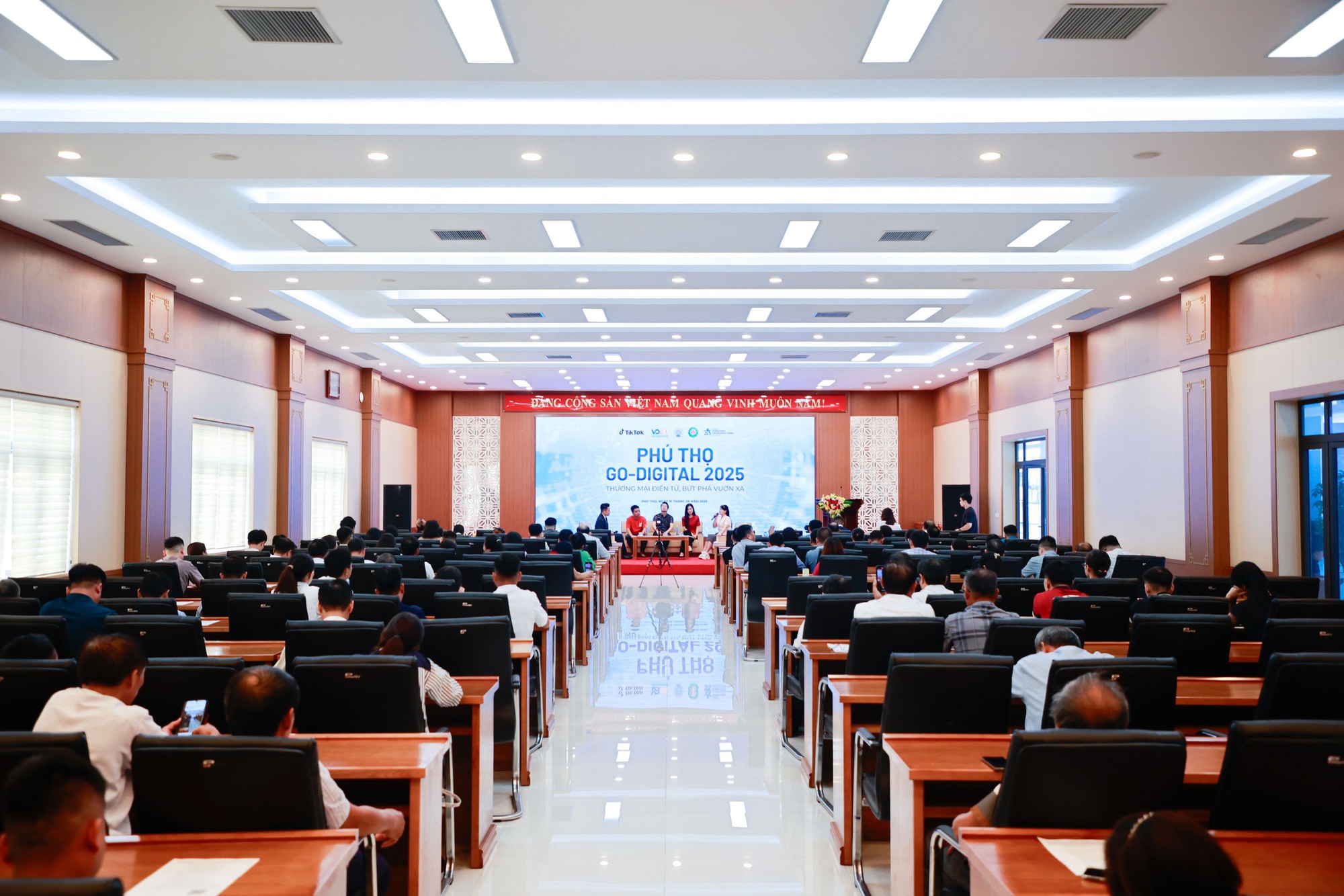 Chuyên gia Vũ Kim Oanh chỉ cách đưa đặc sản Phú Thọ lên TMĐT: Cần khai thác những câu chuyện, chất liệu văn hóa địa phương để kể lại cho người tiêu dùng - Ảnh 2.