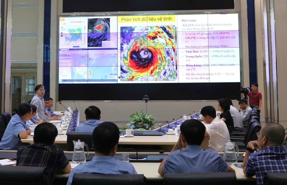 Siêu bão khả năng suy yếu khi vào nước ta song nếu bão di chuyển lệch "tình hình sẽ khác hoàn toàn" - Ảnh 1. Siêu bão khả năng suy yếu khi vào nước ta song nếu bão di chuyển lệch "tình hình sẽ khác hoàn toàn" - Ảnh 1.