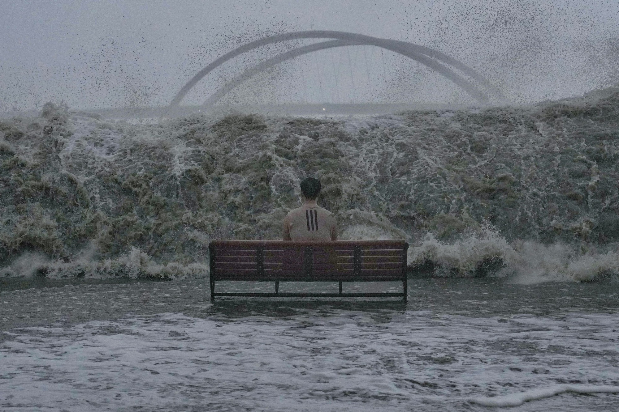 39 giây kinh hoàng: Siêu bão Ragasa xé toạc khách sạn hạng sang ở Hong Kong (Trung Quốc), cuốn phăng người đàn ông ngay trong sảnh 39 giây kinh hoàng: Siêu bão Ragasa xé toạc khách sạn hạng sang ở Hong Kong (Trung Quốc), cuốn phăng người đàn ông ngay trong sảnh