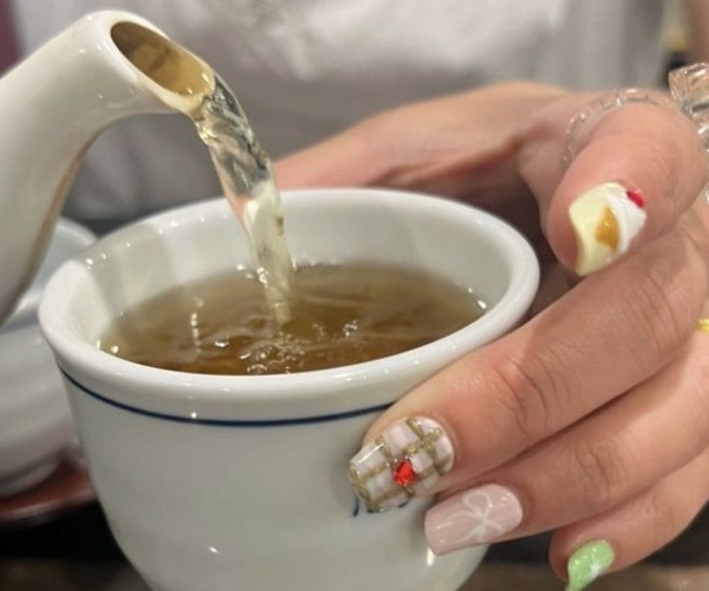 6 loại đồ uống dân dã nhưng là "nước thần" cho phụ nữ tiền mãn kinh: Đốt mỡ, cân bằng nội tiết tố, trẻ hoá ngoại hình- Ảnh 1.