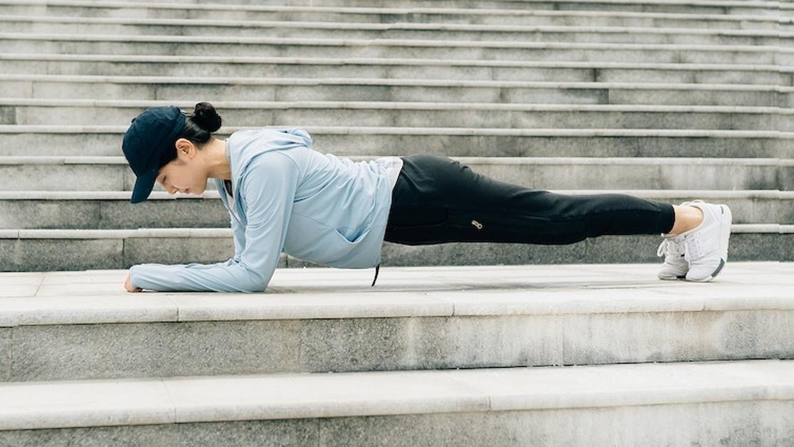 Không ngờ cơ thể tôi thay đổi thế này sau một tháng tập plank 2 phút mỗi ngày: Có 3 thứ không ngờ cũng "ập đến" - Ảnh 3.