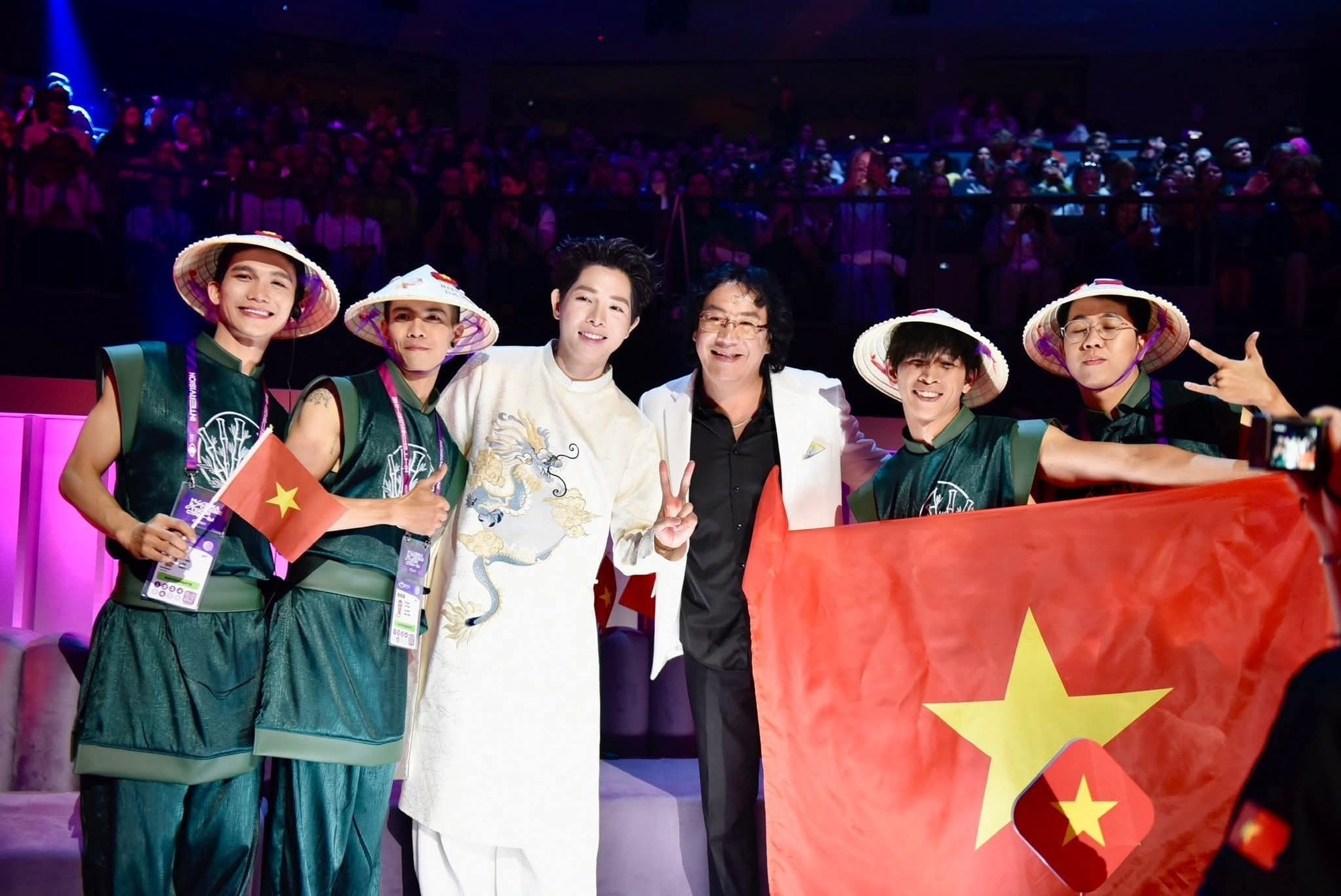 Truyền thông quốc tế hết lời ca ngợi Đức Phúc, chiến thắng lịch sử tại Intervision phủ sóng từ Việt Nam sang tận trời Âu!- Ảnh 8.