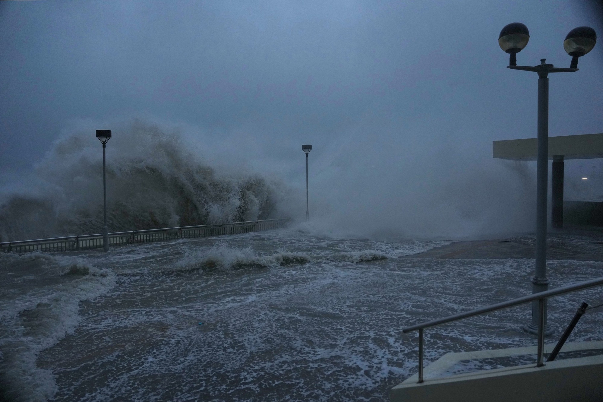 39 giây kinh hoàng: Siêu bão Ragasa xé toạc khách sạn hạng sang ở Hong Kong (Trung Quốc), cuốn phăng người đàn ông ngay trong sảnh 39 giây kinh hoàng: Siêu bão Ragasa xé toạc khách sạn hạng sang ở Hong Kong (Trung Quốc), cuốn phăng người đàn ông ngay trong sảnh