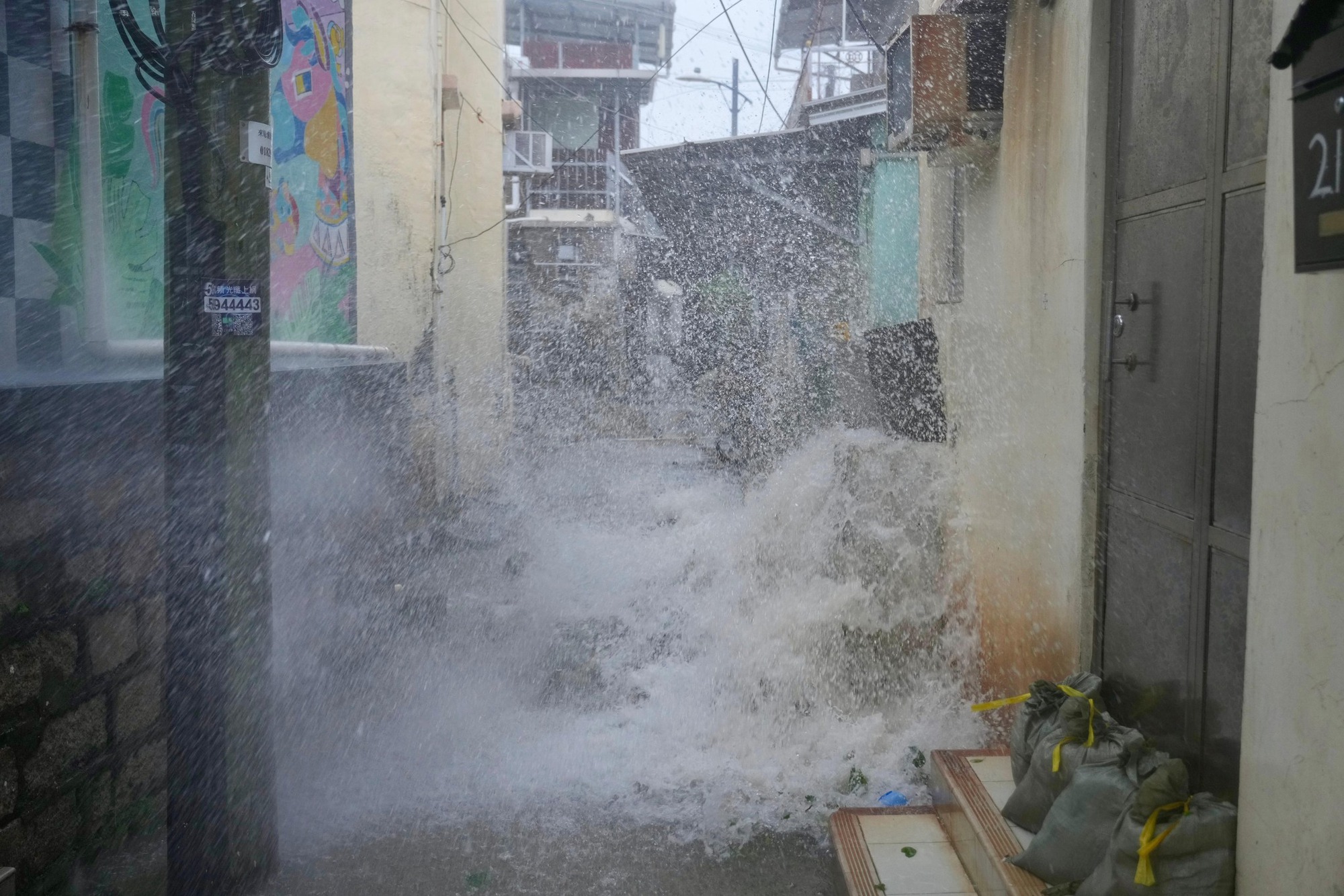 39 giây kinh hoàng: Siêu bão Ragasa xé toạc khách sạn hạng sang ở Hong Kong (Trung Quốc), cuốn phăng người đàn ông ngay trong sảnh 39 giây kinh hoàng: Siêu bão Ragasa xé toạc khách sạn hạng sang ở Hong Kong (Trung Quốc), cuốn phăng người đàn ông ngay trong sảnh