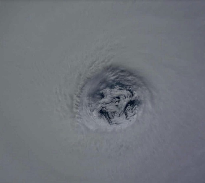 Ảnh hiếm siêu bão Ragasa từ vũ trụ: Cảnh tượng dữ dội như nuốt chửng Trái Đất, phi hành gia ISS nghẹt thở Ảnh hiếm siêu bão Ragasa từ vũ trụ: Cảnh tượng dữ dội như nuốt chửng Trái Đất, phi hành gia ISS nghẹt thở