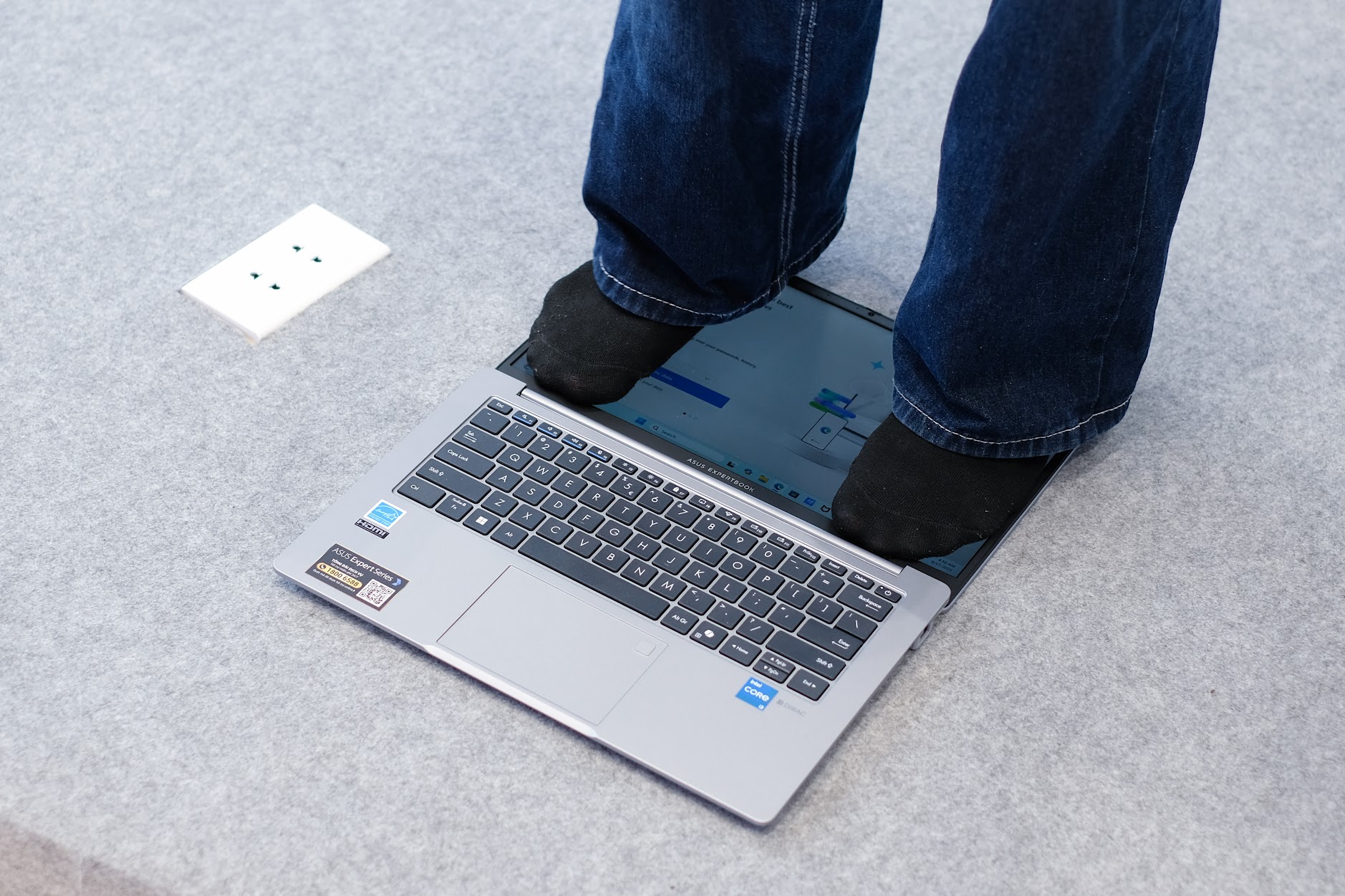 Laptop doanh nghiệp thời AI: ASUS Expert Series tìm lối riêng giữa “đại bản doanh” Dell, HP, Lenovo- Ảnh 2.